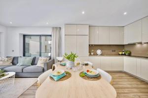 Bright Modern Beachside Apartment with Pool & Seaview