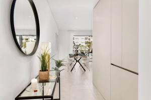 2-Bedroom Beachside Apartment with Pool & Parking