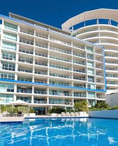 Beachfront Bliss, 3BR Kirra Oasis- Pool and Sauna