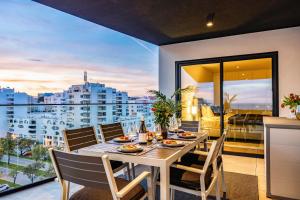 Luxurious Beachside Apartment with Pool & Seaview