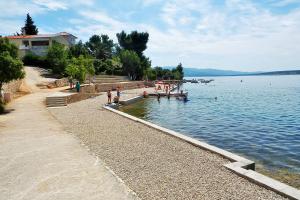Apartments with a parking space Maslenica, Novigrad - 21404 