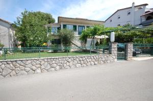 Apartments by the sea Njivice, Krk - 21323 