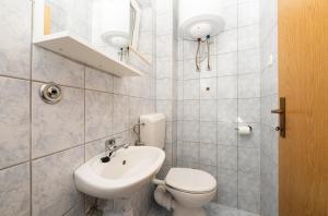 Apartments by the sea Makarska - 21425