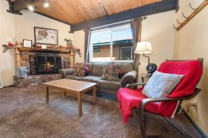 Sugar Shack - Cozy cabin with a full kitchen with granite countertops with movies, and board games!