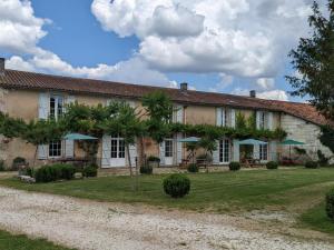 Maisons de vacances Gite Chadurie, 3 pieces, 5 personnes - FR-1-653-172 : photos des chambres