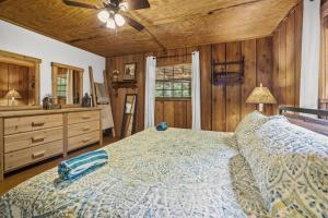 Wears Valley Cabin on 5 Acres, Hot Tub, Pets