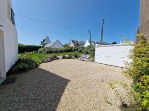 Maisons de vacances Holiday home with terrace and garden in Locquirec : photos des chambres