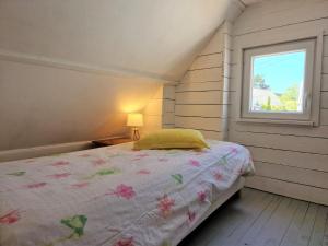 Maisons de vacances Holiday home with terrace and garden in Locquirec : photos des chambres