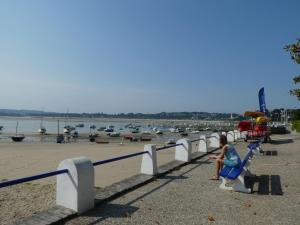 Maisons de vacances Holiday home with terrace and garden in Locquirec : photos des chambres
