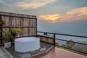 CLIFF VERANDAH @ DOI LAN