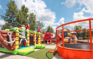 Maisons de vacances 2 Bedroom Gorgeous Home In Grospierres : photos des chambres