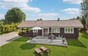 Lovely Home In Dronningmølle With Wifi