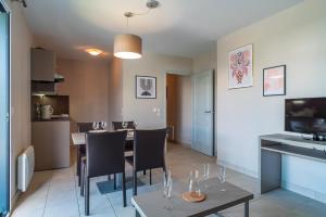 Appartements Les Thermes 511 - Appt proche plage avec piscine partagee : photos des chambres