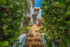 Welcome to Casa Kanuga, The Secret Gem of WPB!