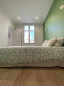 Appartement luxueux rénové avec balcon & garage