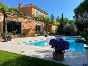 Maison provençale avec piscine et jardin privatifs