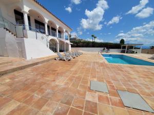 luxury apartments sea views with pool