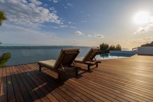 Luxury Apartments Villa Ruzmarina with New heated Infinity Pool and Lounge Area