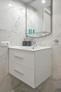 Modern Studio with a Sea View and Pool Access Ponderosa 801