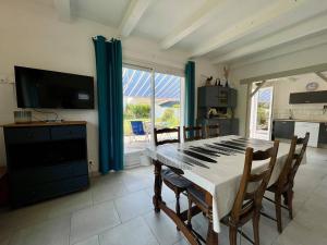 Maisons de vacances Maison de vacances lumineuse 4P a Oleron, 8 couchages, jardin, proche centre ville - menage inclus - FR-1-246A-139 : photos des chambres