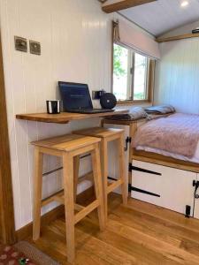 The Hereford Hut, Charming 1 bedroom Shepherds Hut