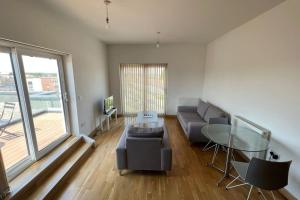 Modern 2 bed flat with balcony