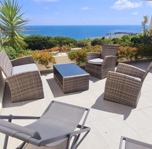 VUE MER IMPRENABLE ET PISCINE