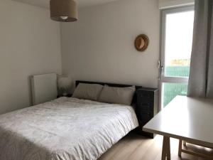 Appartements APPARTEMENT F4 Foret A86 A13 commerces a proximite, wifi : photos des chambres