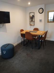2 bedrooms sleeps 4 free wifi parking outdoor area