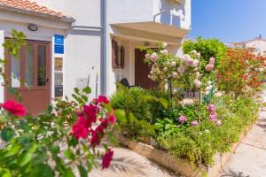 Apartments with WiFi Cres - 20832 