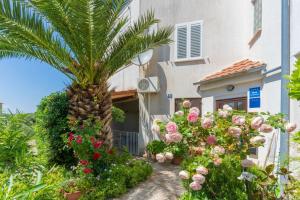 Apartments with WiFi Cres - 20832 