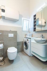 Apartments with WiFi Cres - 20832