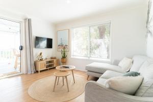 Sanbis Cabin - hidden boutique retreat, sea views