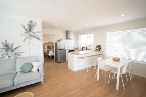 Sanbis Cabin - hidden boutique retreat, sea views