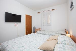 Apartments with parking space Pirovac, Sibenik - 21008