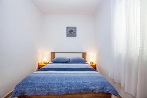 Apartments with parking space Pirovac, Sibenik - 21008