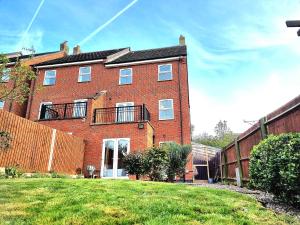 3-Bedroom Home with Pool Table, Garden, Balcony & Parking - Leicester