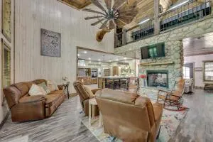 Gorgeous Broken Bow Family Home with Private Hot Tub - Hochatown