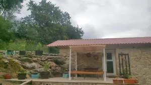 Casa rústica con finca y regato dentro recién rehabilitada situada en el entorno del Parque natural Monte Aloia y monte de San Antoniño Próxima a Gondomar y playas de Nigrán - Tebra
