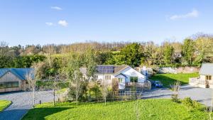 Peregrine Cottage with Hot Tub