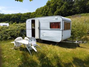 Campings Camping La Foret du Morvan Vintage caravan : photos des chambres