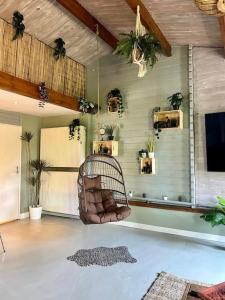 Jungle style lodge with jacuzzi ,sauna and garden near Amsterdam