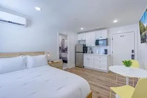 Palm Springs Studio Apartment - Галвестон