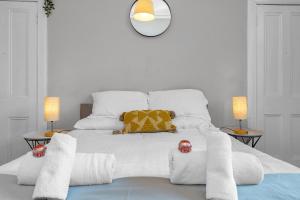 Cheerful Stays: 2 bedroom Sleeps 6