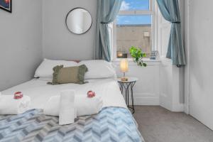 Cheerful Stays: 2 bedroom Sleeps 6