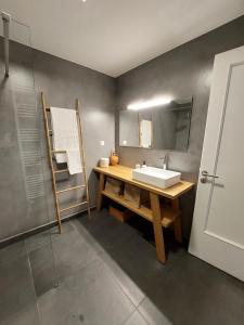 Christina-Anna Athens City Center walking distance to everywhere and Acropolis, in One of the most Favorable Locations by National Gardens and Zoo, Hellenic Parliament in Syntagma and Stylish Exquisite Kolonaki Cozy Renovated Apartment