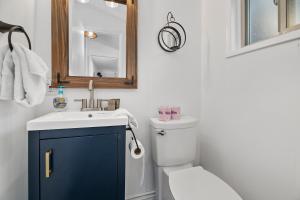 Boulder Bay Bungalow - Updated mountain retreat with hot tub, game table, and sauna!
