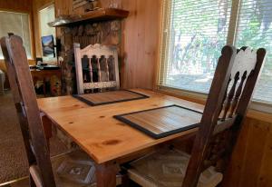 Owl Cabin - Sierra style cabin located on a quiet road in Fawnskin and backs up to National Forest!