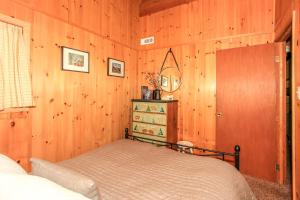 Owl Cabin - Sierra style cabin located on a quiet road in Fawnskin and backs up to National Forest!