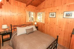 Owl Cabin - Sierra style cabin located on a quiet road in Fawnskin and backs up to National Forest!